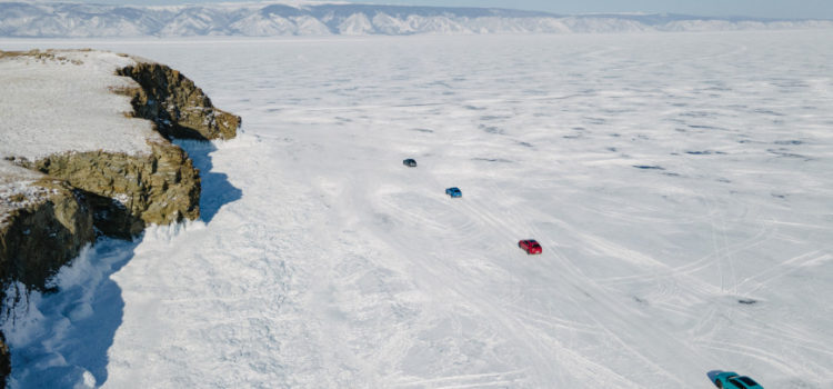 Между нами таял лед: как прошел тест-драйв Porsche Taycan на Байкале :: Вещи :: РБК Стиль